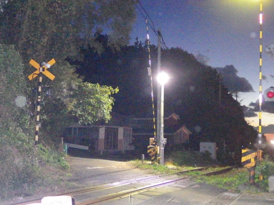 LED踏切照明施工例-JR四国管内の踏切照明灯の夜間の画像